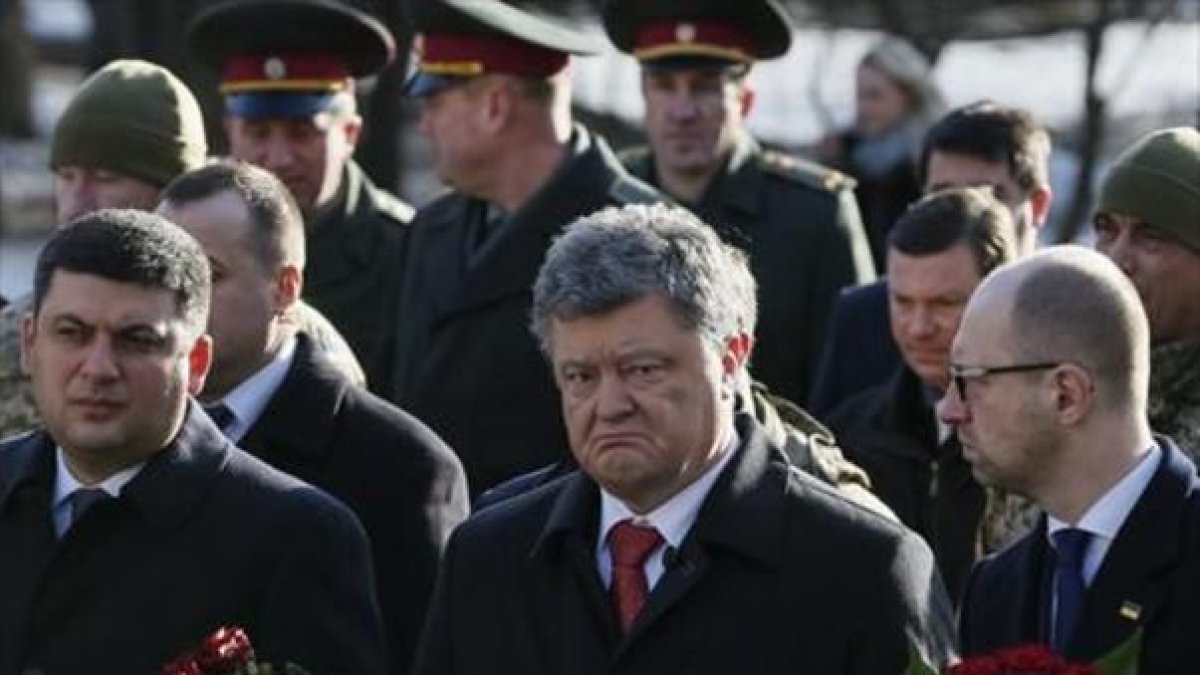 Poroshenko, en el centro, durante un acto celebrado ayer en Kiev.-REUTERS / GLEB GARANICH