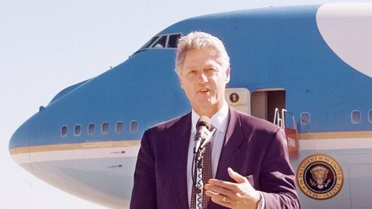 Bill Clinton, frente al Air Force One.-Foto: AGENCIAS