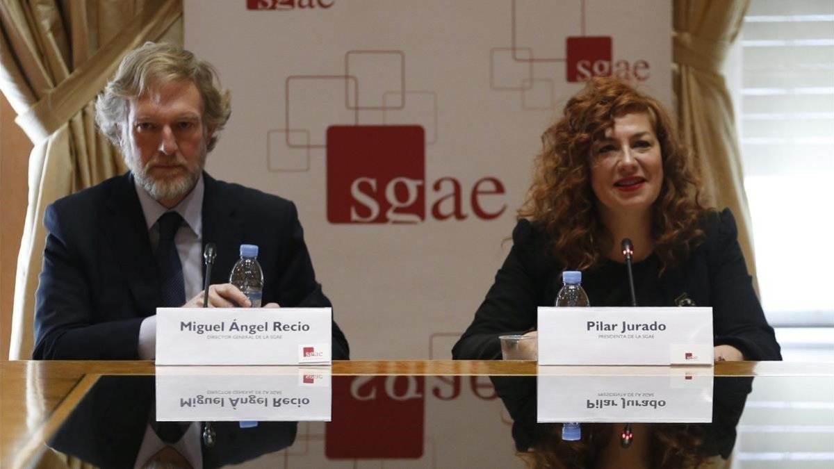 La presidenta de la SGAE, Pilar Jurado, y el director general de la entidad, Miguel Recio, en rueda de prensa el 22 de marzo.-EFE