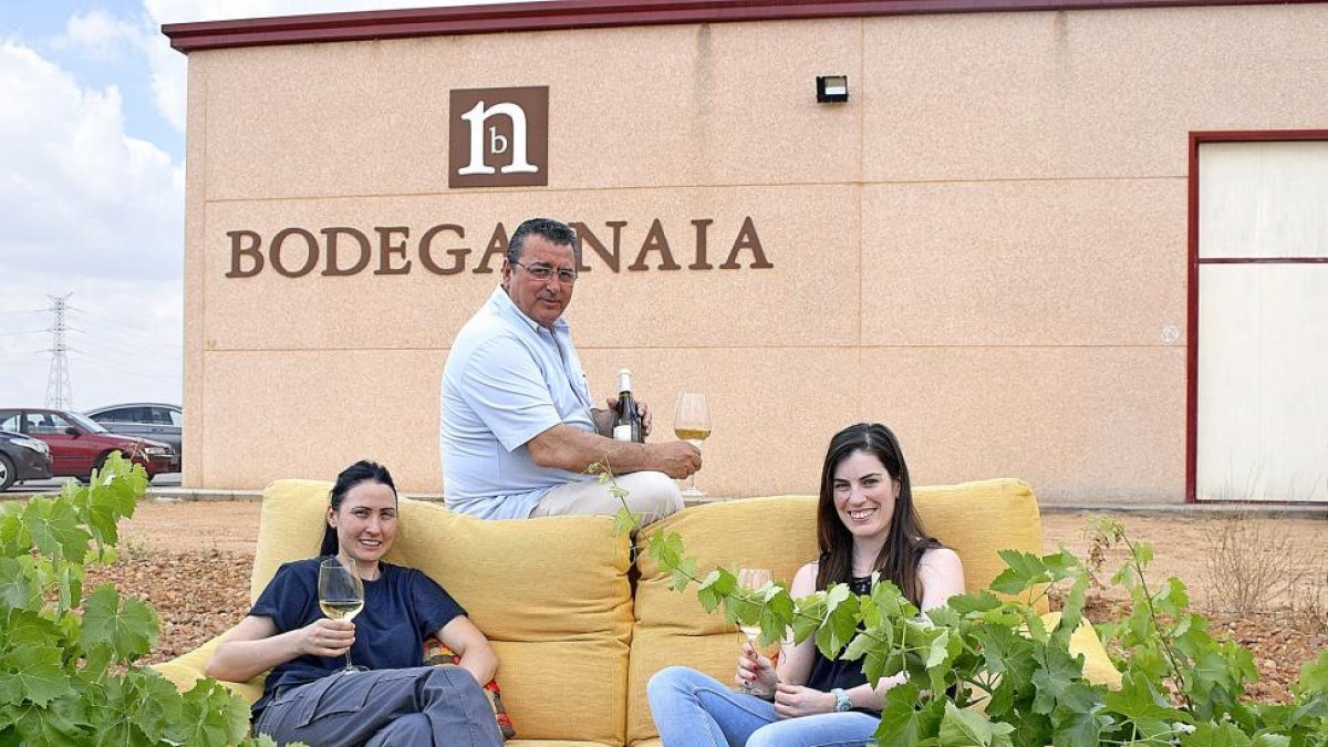 De izquierda a derecha, Alicia Polo, Eulogio Calleja y Laura Sanz, en el jardín de entrada de la bodega lasecana.-ARGICOMUNICACIÓN