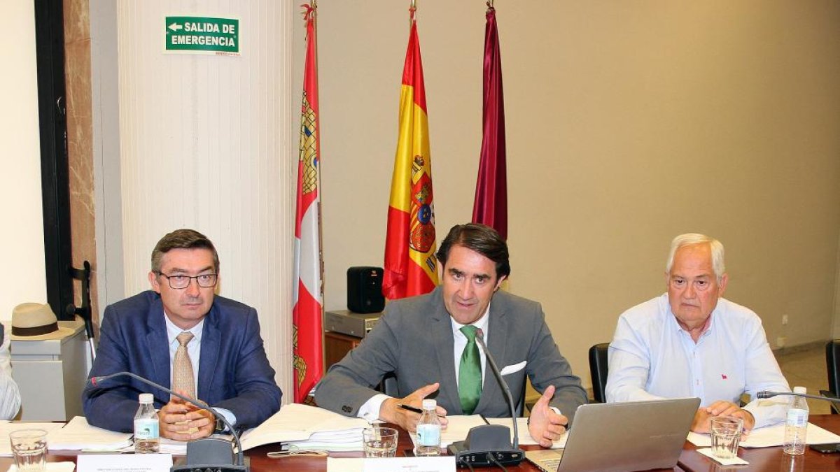 El consejero de Fomento y Medio Ambiente, Juan Carlos Suárez-Quiñónes (C), preside la comisión de gestión del Parque Nacional de Picos de Europa,-ICAL