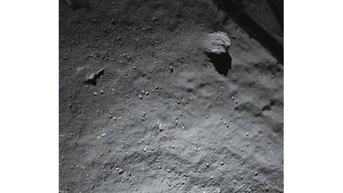 ROS02. ESPACIO, 13/11/2014.- Imagen cedida por la Agencia Espacial Europea (ESA) el 13 de noviembre del 2014 que muestra una fotografía capturada por una cámara de alta resolución del instrumento Osiris, para intentar identificar el lugar de aterrizaje de-