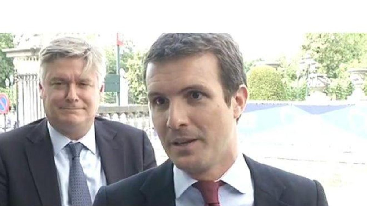 Pablo Casado, a su llegada a la cumbre del Partido Popular Europeo, este domingo en Bruselas.-EL PERIÓDICO