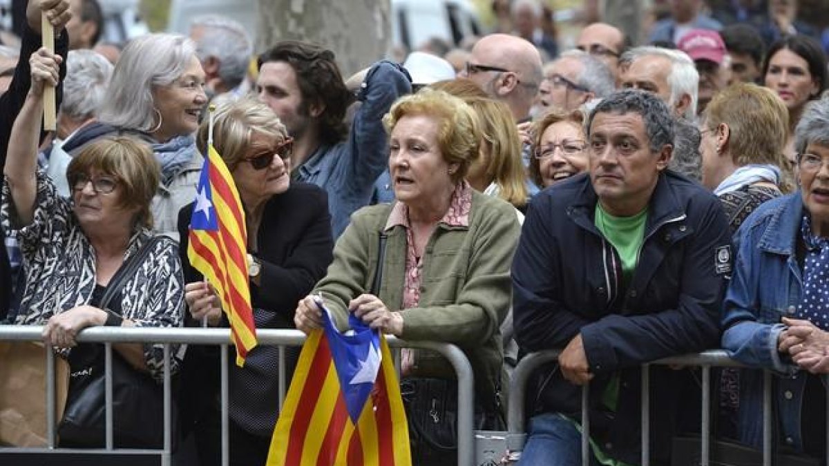 Entre los asistentes a la concentración en apoyo a Rigau, gente mayor y grupos de jubilados.-FERRAN SENDRA