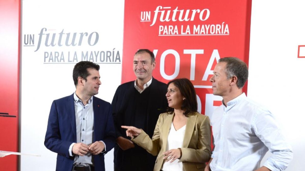 El secretario general del PSOE de Castilla y León, Luis Tudanca, junto a la candidata al congreso, Esther Peña, el candidato al Senado, Ander Gil, y el expresidente del Senado, Juan José Laborda-Ical