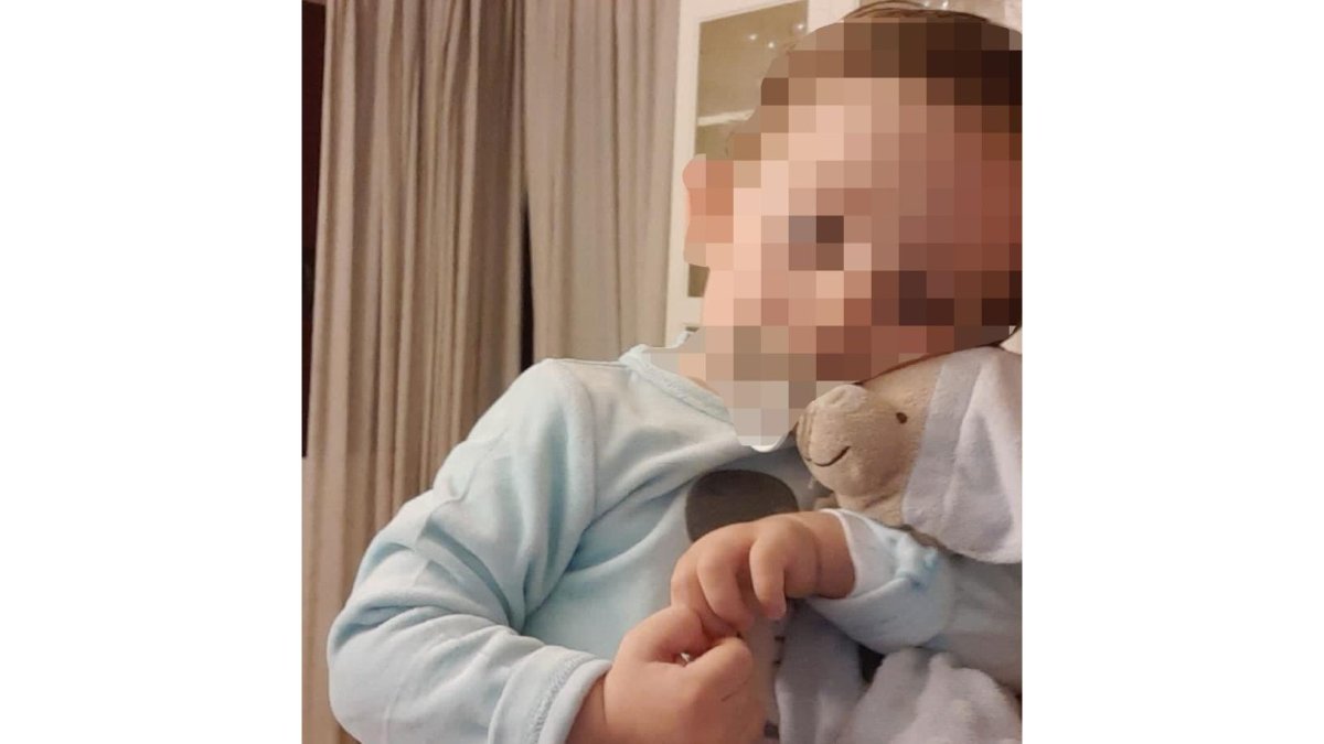 El niño con el oso de peluche. - EM