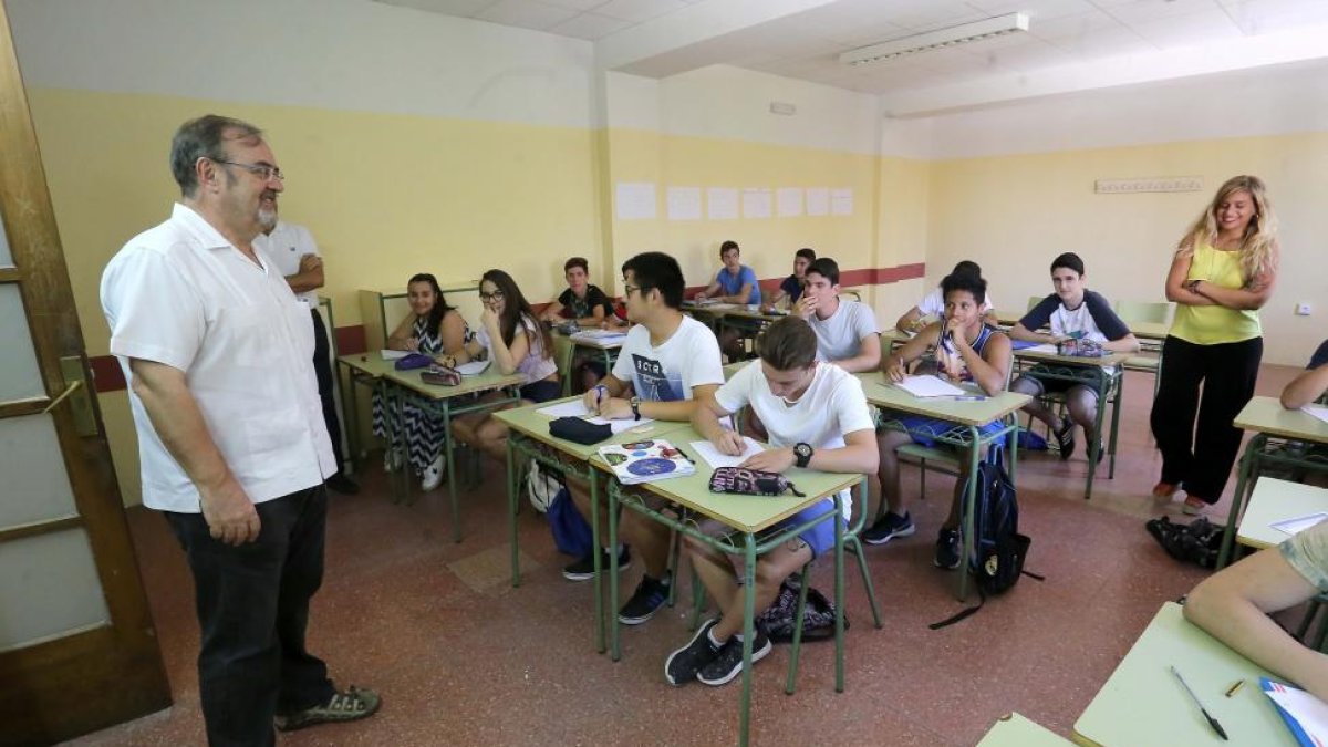 El consejero de Educación, Fernando Rey, durante la visita al Instituto de Educación Secundaria (IES) ‘Juan de Juni’.-ICAL