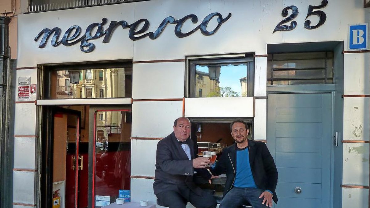 Luis Callejo (d) y Julio brindan con sendas cervezas ante la ventana del Negresco.-T. S. T.