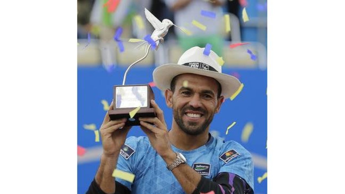 El dominicano Víctor Estrella, con el trofeo de campeón del Abierto de Ecuador.-Foto: AP/ DOLORES OCHOA