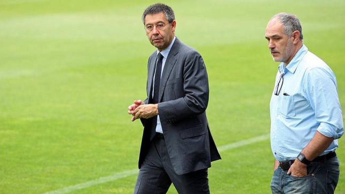 El presidente del Barça, Josep Maria Bartomeu, y el director deportivo, Andoni Zubizarreta, en el césped del Camp Nou.-Foto: FC BARCELONA