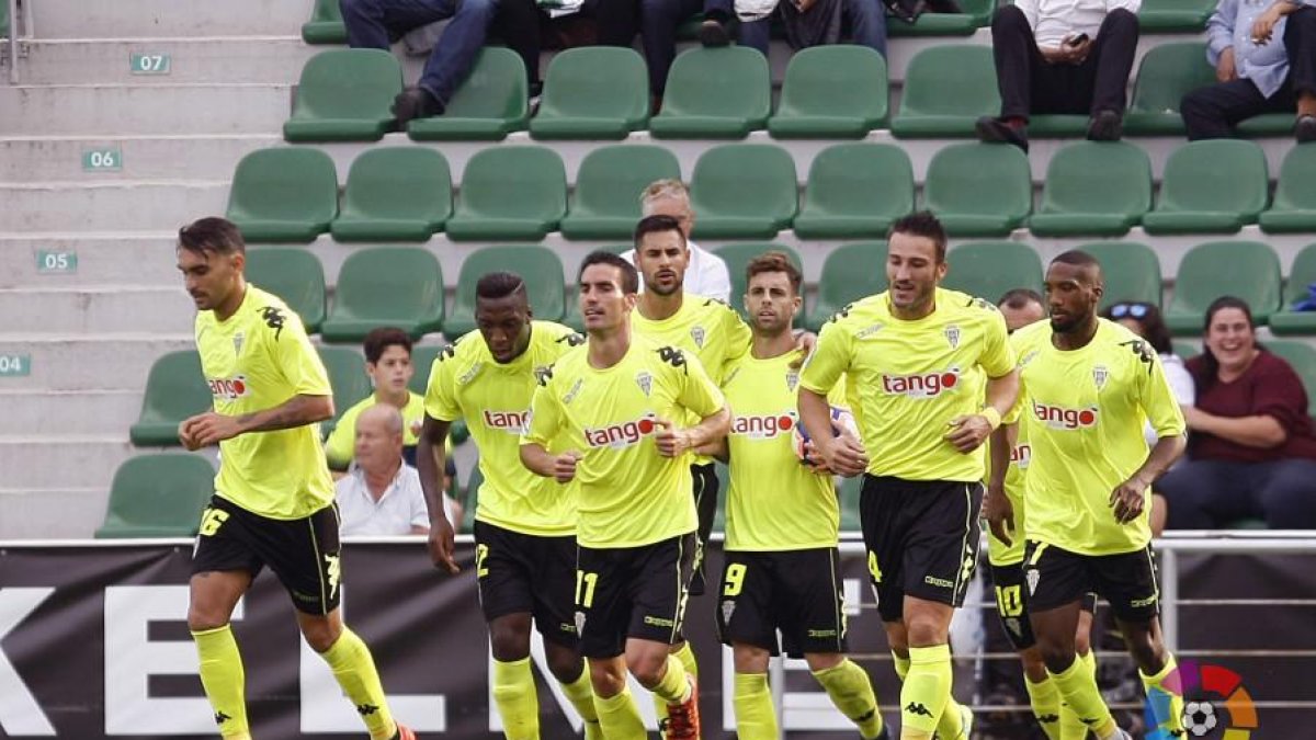 Alfaro (2º i.), Rodri (4º i.) y Bergdich (1º d.) celebran el gol al Elche.-LA LIGA