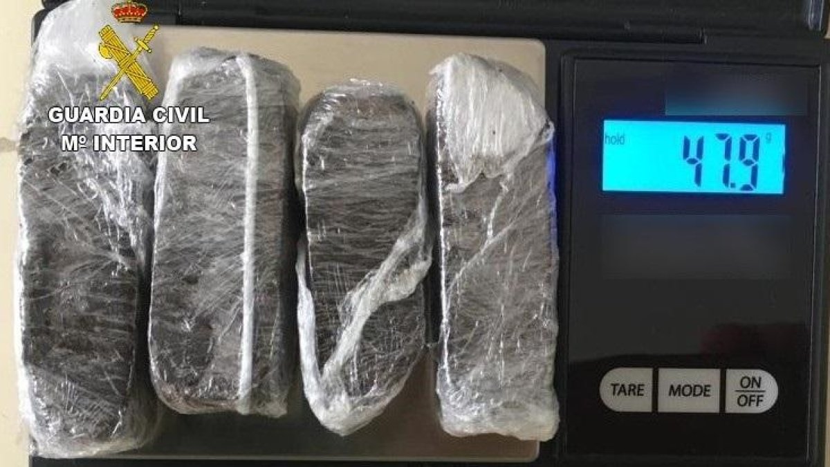 Hachín incautado a la detenida.-GUARDIA CIVIL