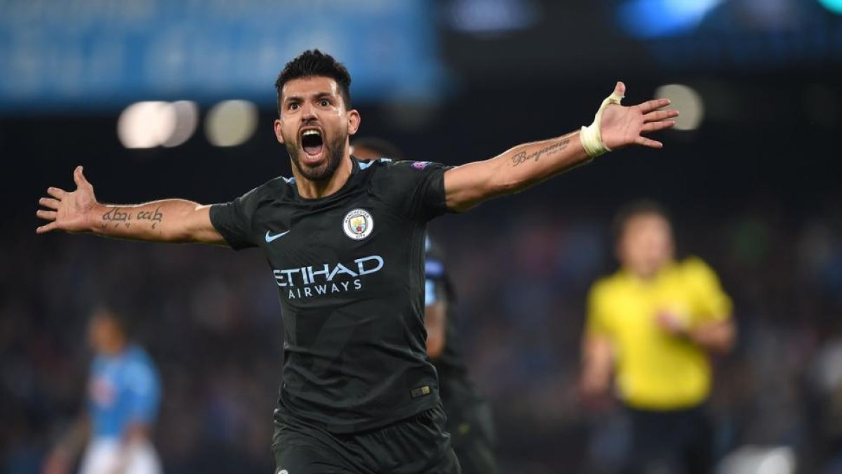 Sergio Aguero muestra su alegría tras marcar en Nápoles.-FILIPPO MONTEFORTE (AFP)