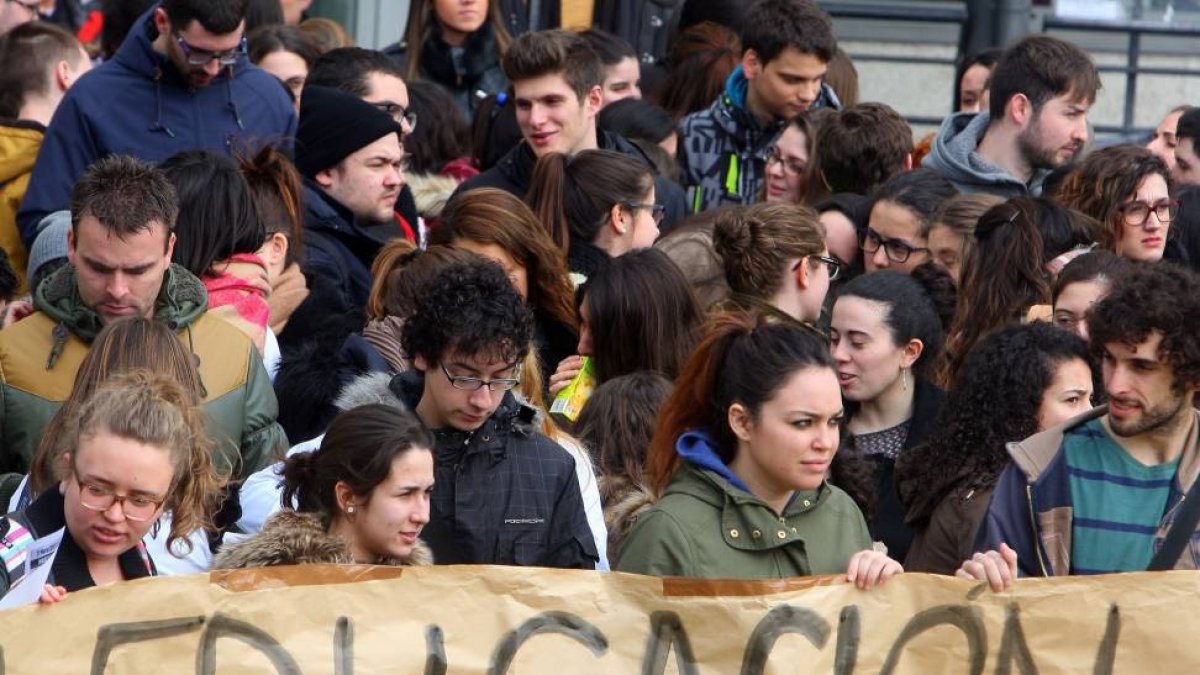 Concentración del Sindicato de Estudiantes en Ponferrada contra el decreto 3+2 de grados de la universidad-Ical
