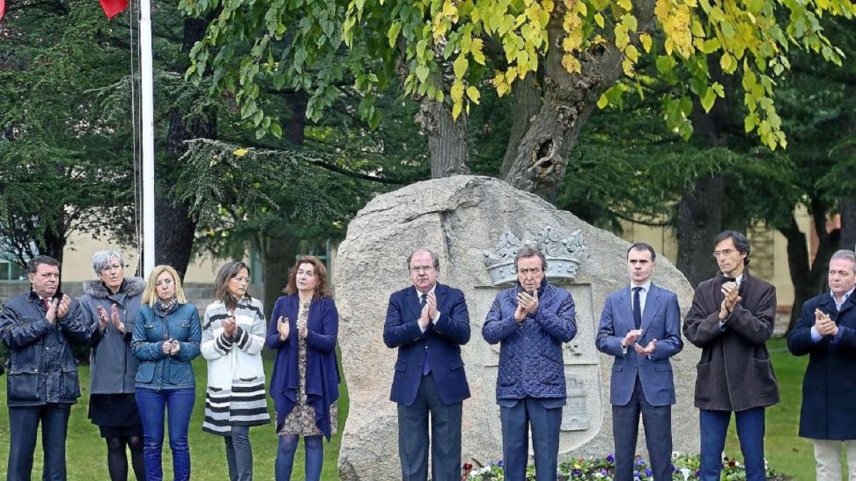 El presidente de la Junta, Juan Vicente Herrera, acompañado por el consejero José Antonio de Santiago-Juárez y otros cargos públicos.-ICAL