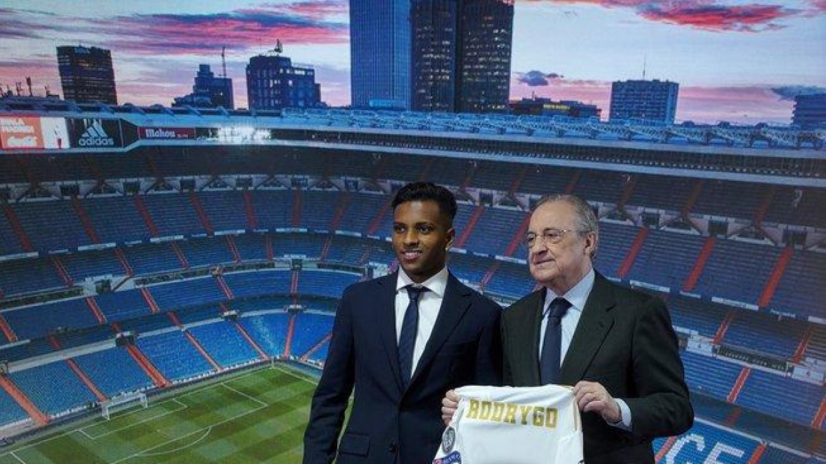 Rodrygo, junto a Florentino Pérez, en la presentación del futbolista como nuevo jugador del Real Madrid.-JOSÉ LUIS ROCA