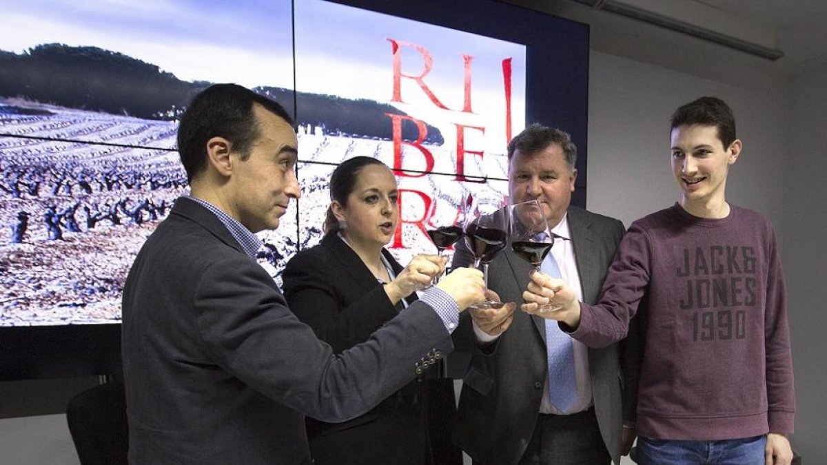 El director de la DO, Miguel Sanz, Elsa Gutiérrez, Enrique Pascual y Miguel Martín.-ICAL