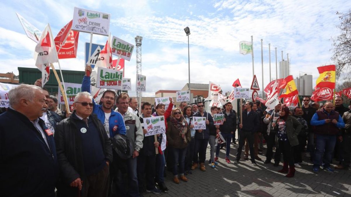 Los trabajadores de Lauki se concentran en protesta por el anuncio de cierre de la empresa-ICAL