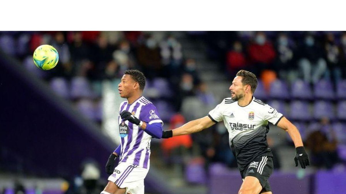 Gonzalo Plata trata de controlar el balón. / LA LIGA