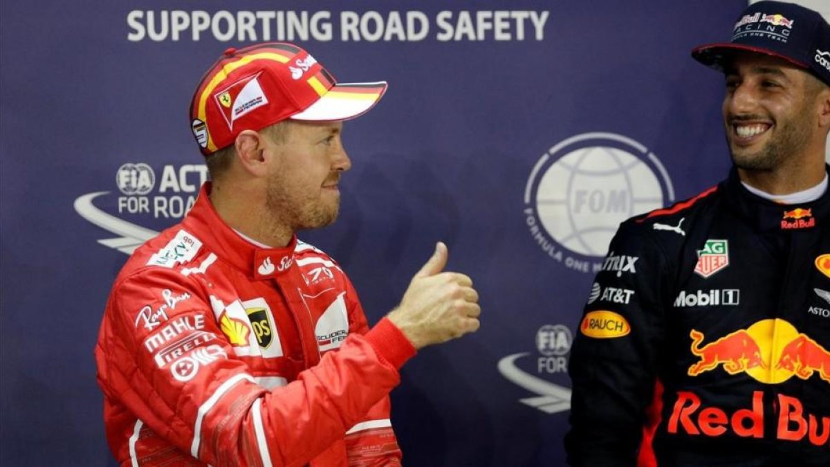 Vettel, de Ferrari, tras lograr la pole en Singapur-REUTERS / EDGAR SU