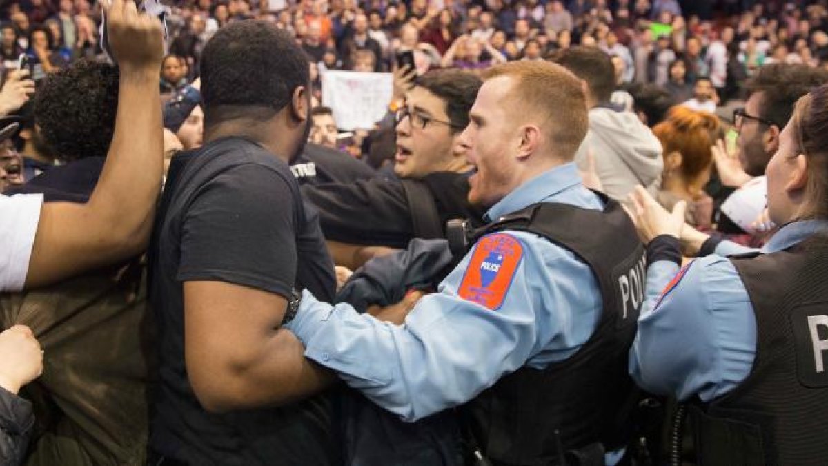 Los disturbios obligan a aplazar un mitin de Trump.-