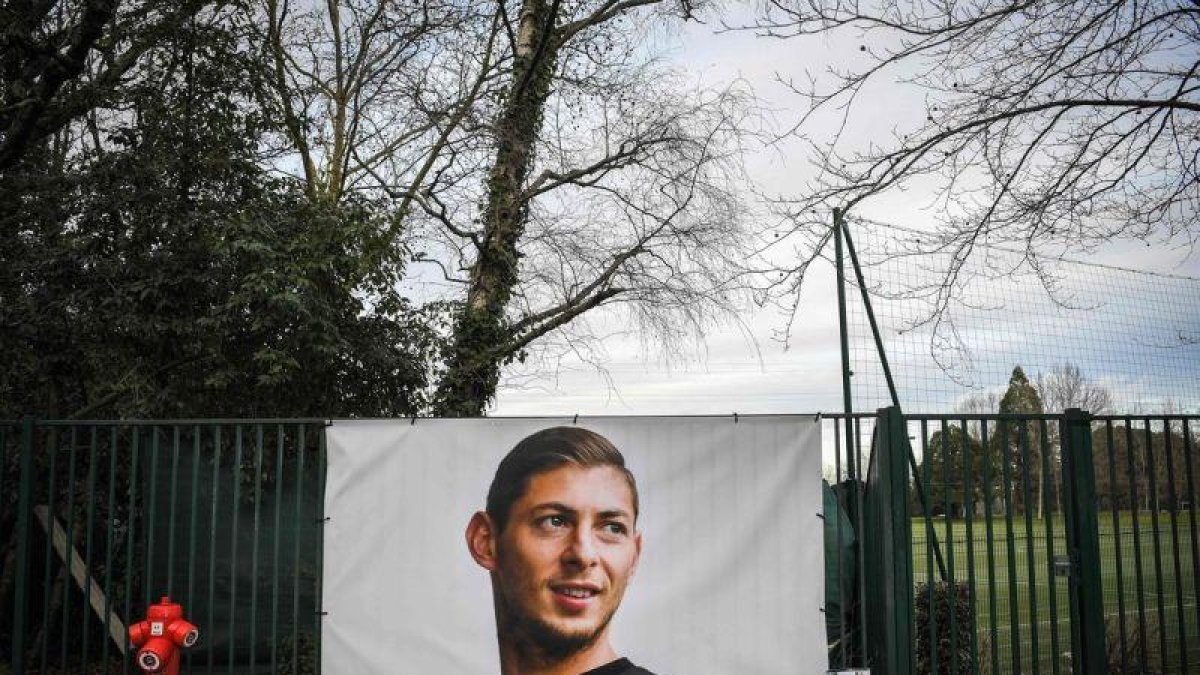 Flores para Sala en el campo de entrenamiento del FC Nantes.-AFP