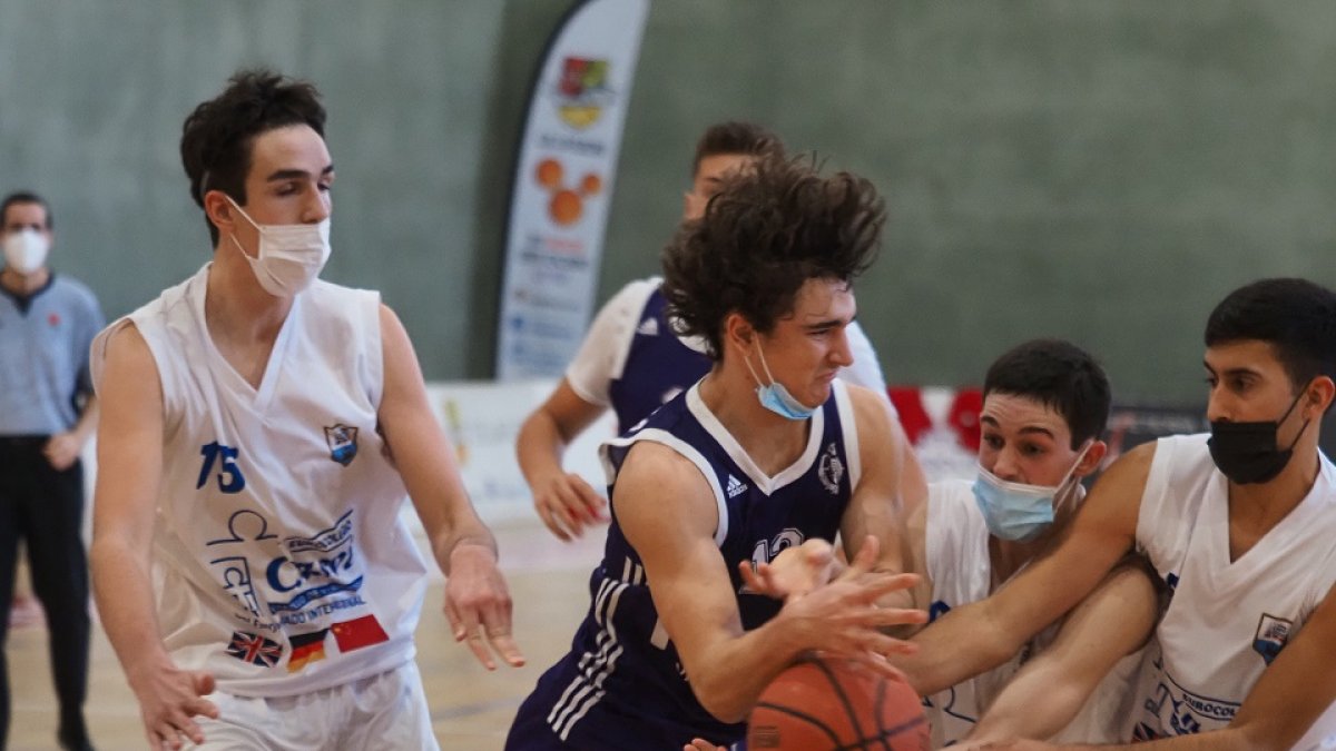 Cagigas, del UEMC Real Valladolid lucha por la posesión con tres jugadores del Casvi. / LOSTAU