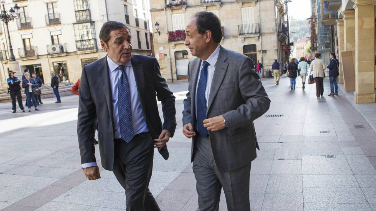 El consejero de Sanidad, Antonio María Sáez acompañado del delegado de la Junta, Manuel López-Ical