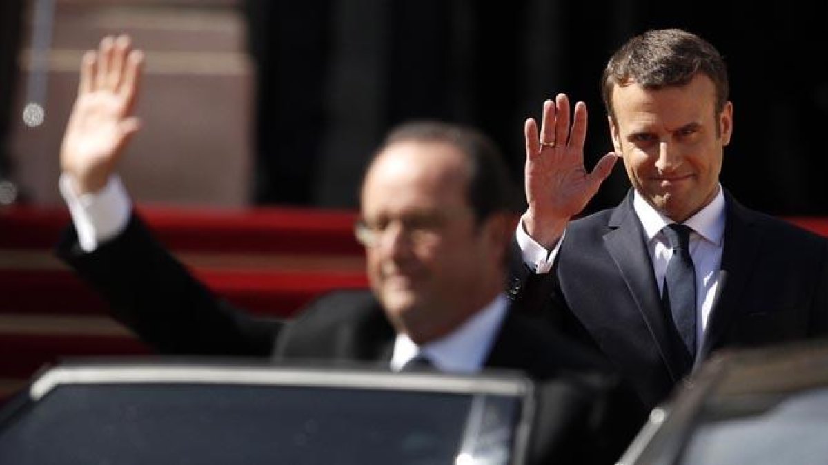 El ex presidente de Francia abandona en coche la residencia oficial del jefe del Estado-