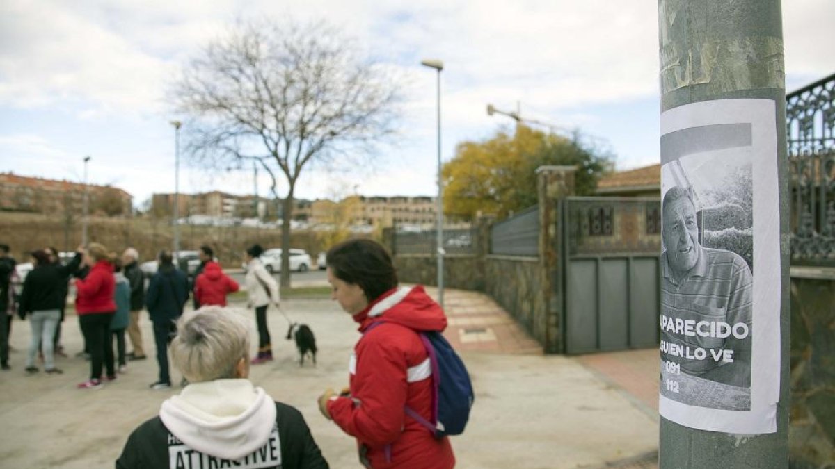 Voluntarios y ciudadanos organizan batidas en los alrededores de huerta Otea para buscar a J.A.M. desparecido hace una semana.-ICAL