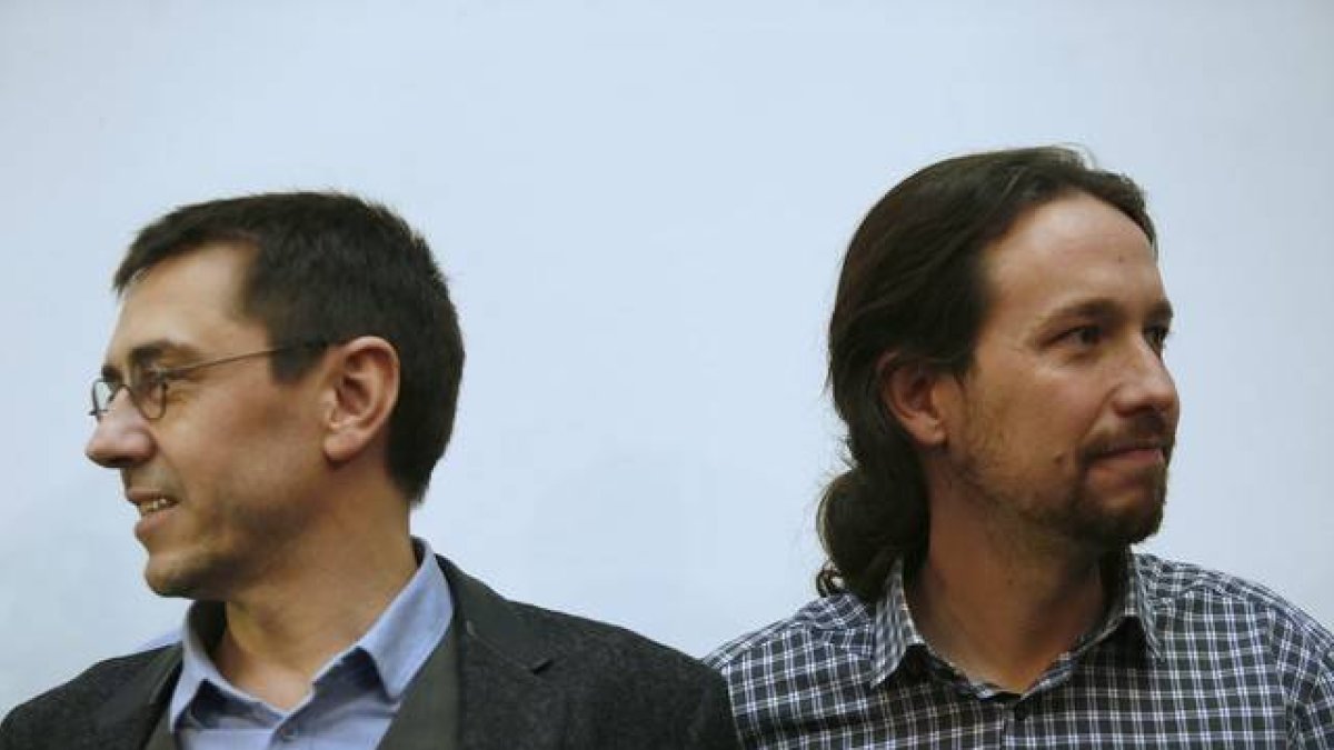 Juan Carlos Monedero y Pablo Iglesias, en una rueda de prensa de Podemos celebrada el pasado 20 de febrero.-DAVID CASTRO