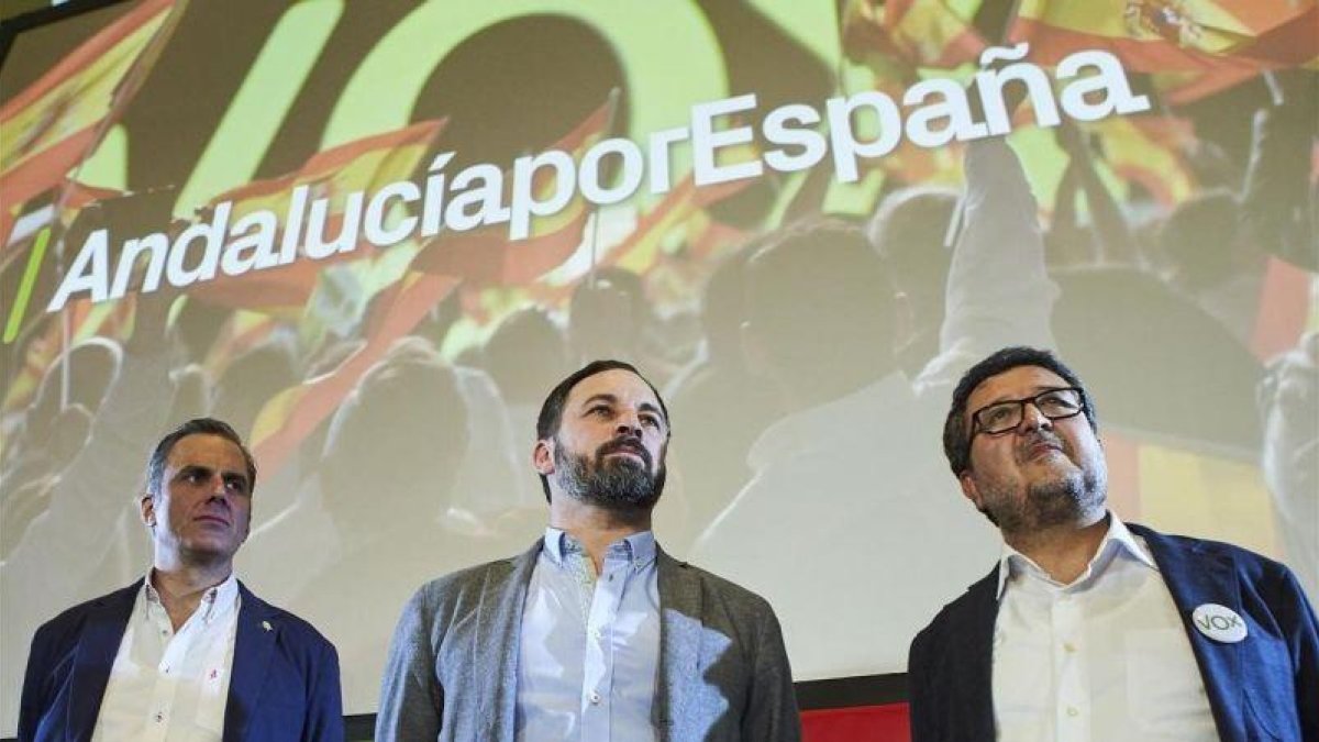 El líder de Vox, Santiago Abascal, en el centro, escoltado por su secretario general, Javier Ortega, y el candidato a presidencia de Andalucía Francisco Serrano en un mitin de las elecciones del 2 de diciembre.-AP / GOGO LOBATO