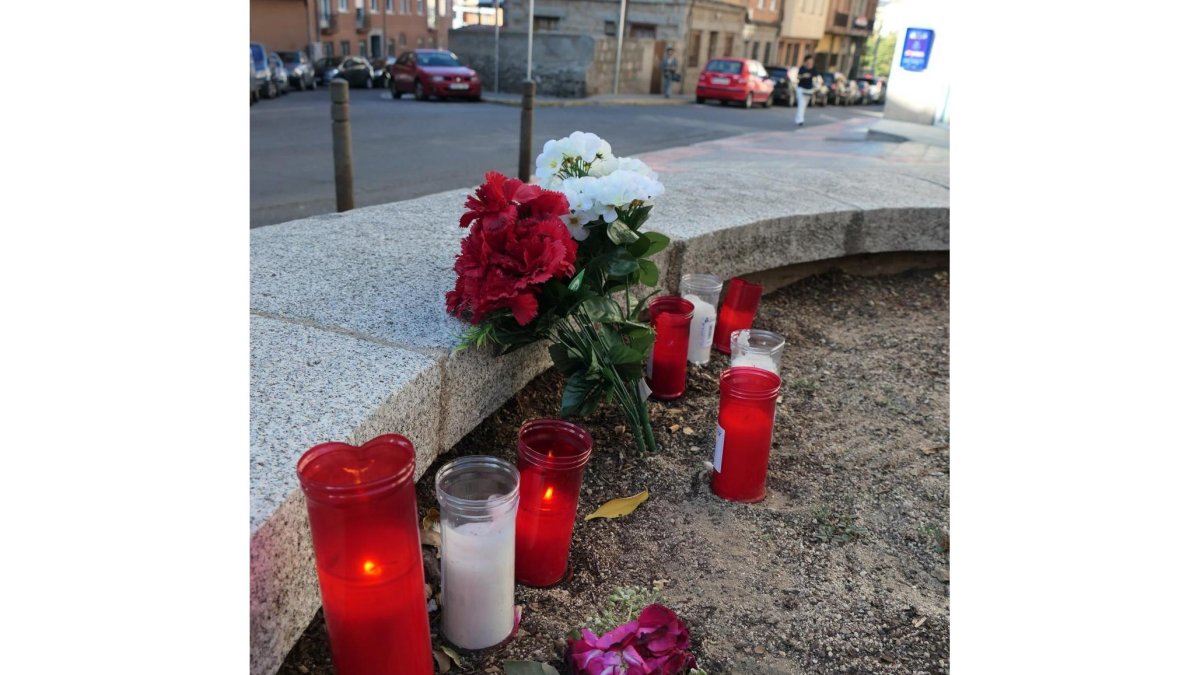 Flores y velas, en el lugar del fatal atropello.-A. GARCÍA