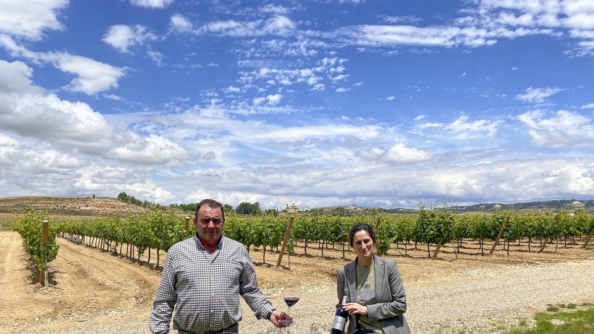 Emiliano Lubiano y Mónica Peñas, junto al lagar de piedra en los viñedos de Velvety Wines, en Pesquera de Duero. /
