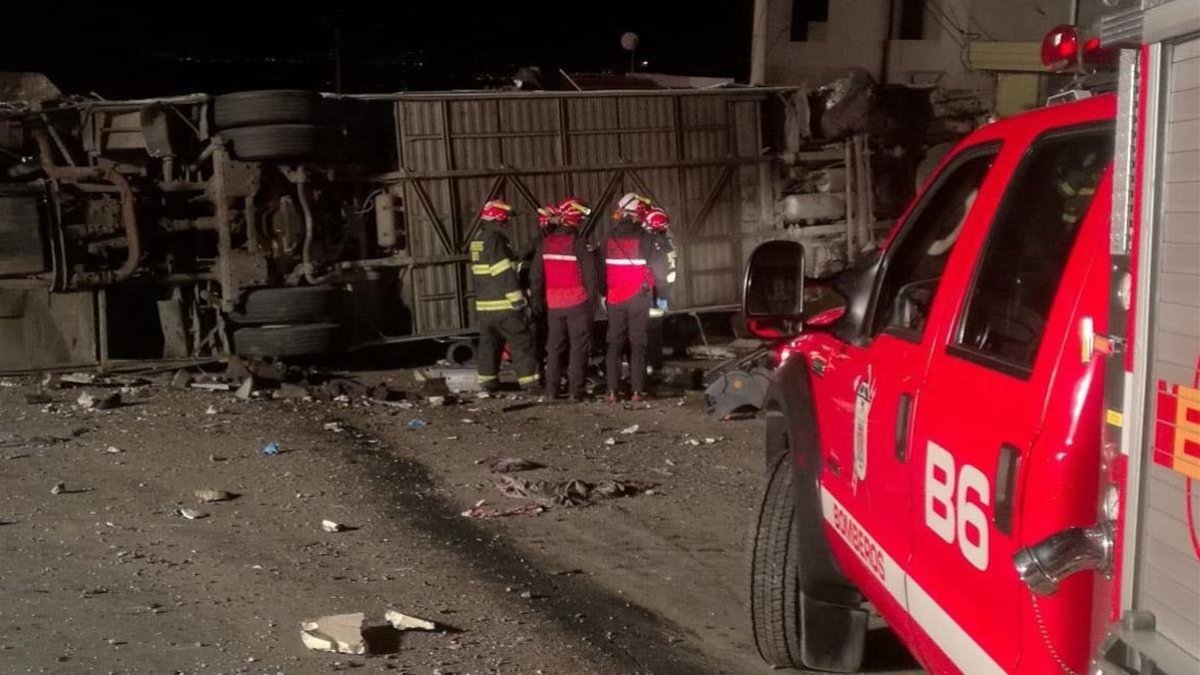El autobús accidentado volcado en el asfalto-AFP