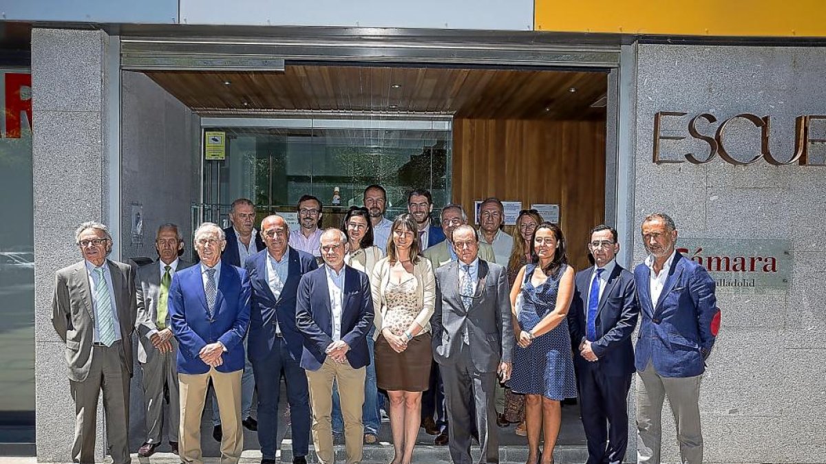 La presidenta de la CVE, Ángela de Miguel, junto al presidente de la Cámara de Comercio, Víctor A. Caramanzana y el resto de su equipo.-MIGUEL ÁNGEL SANTOS