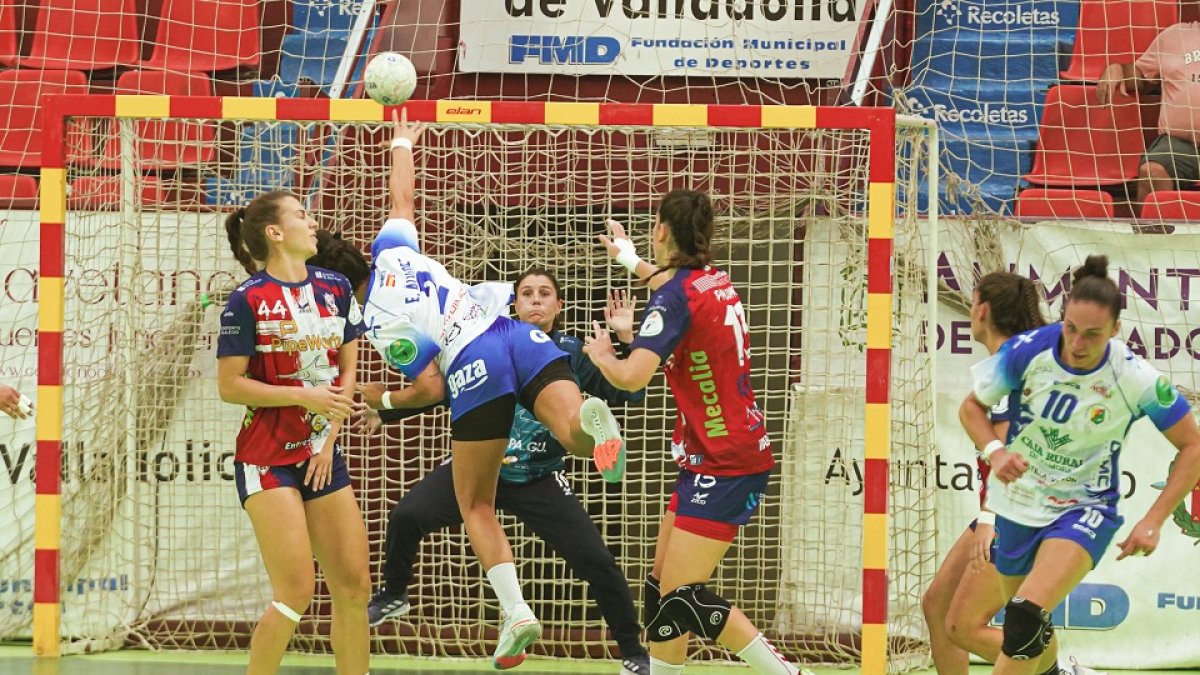 Elba Álvarez lanza en el último partido jugado ante el Atlético Guardés. / J. M. LOSTAU
