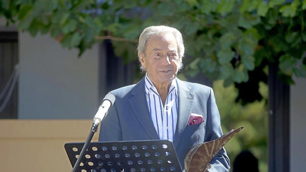 Arturo Fernández recoge el premio.-PHOTOGENIC