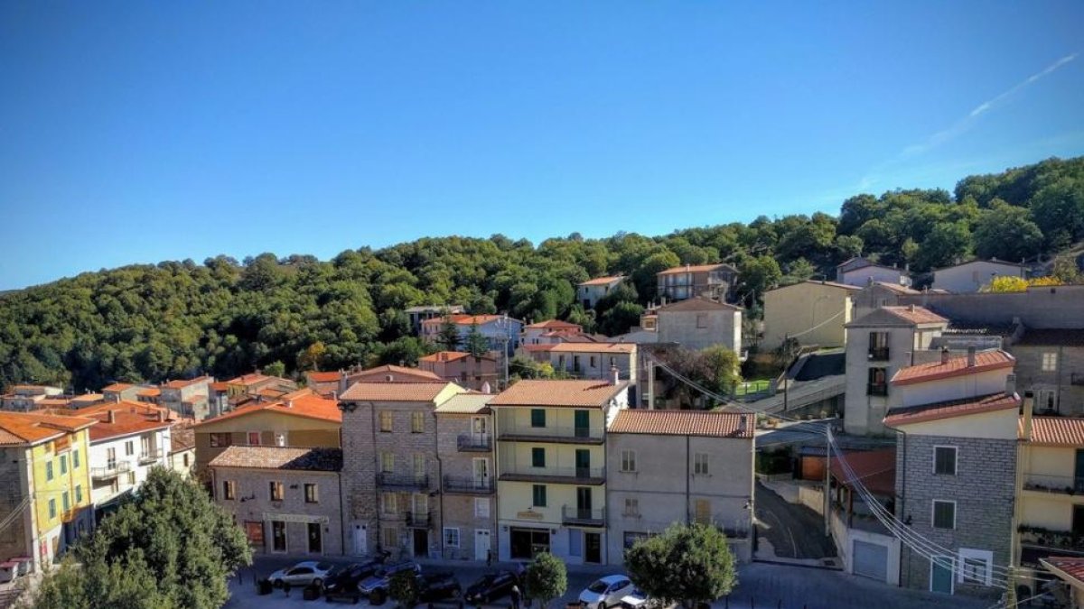 Plaza del pueblo de Ollolai, en la provincia de Nuoro, en el interior de Cerdeña.-COMUNE DI OLLOLAI