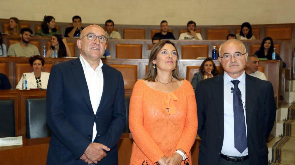 La consejera de Agricultura y Ganadería y portavoz de la Junta de Castilla y León, Milagros Marcos, el presidente de la Diputación de Valladolid, Jesús Julio Carnero (I), y el director del curso, Luis Navarro, durante la inauguración.-ICAL