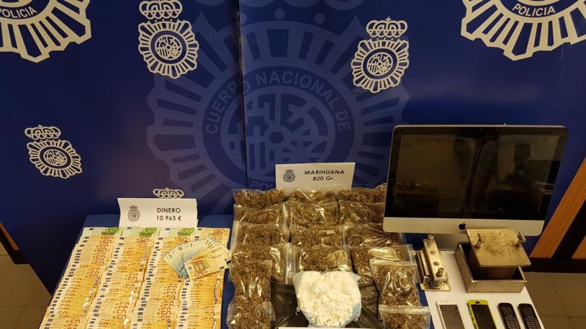Material incautado por agentes de la Policía Nacional a seis personas detenidas en Valladolid y Palencia como presuntos responsables de un delito de tráfico de sustancias estupefacientes.-ICAL