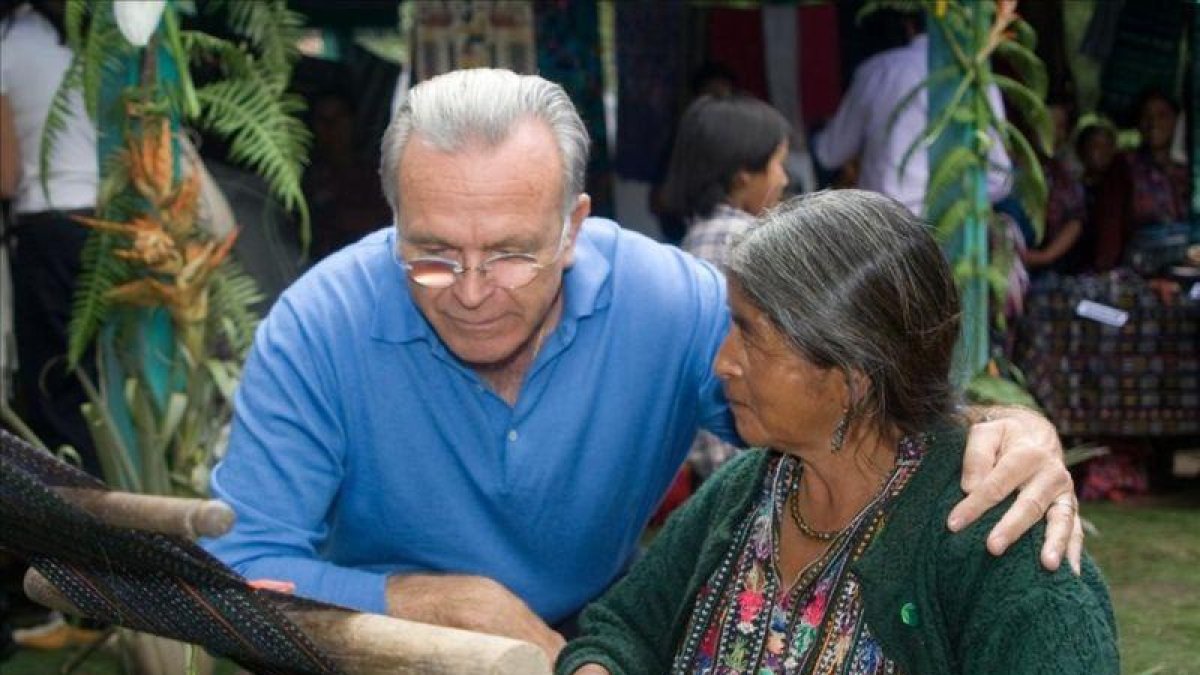 El presidente de la Fundación La Caixa, Isidre Fainé, con una indígena guatemalteca.-