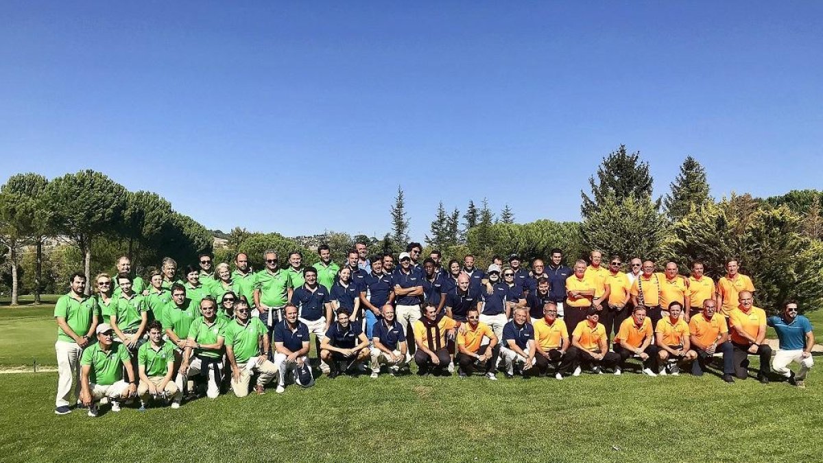 Los componentes de La Galera (jersey verde), los de Aldeamayor (azul) y Entrepinos (naranja) posan en la tradicional foto de familia.-E.M