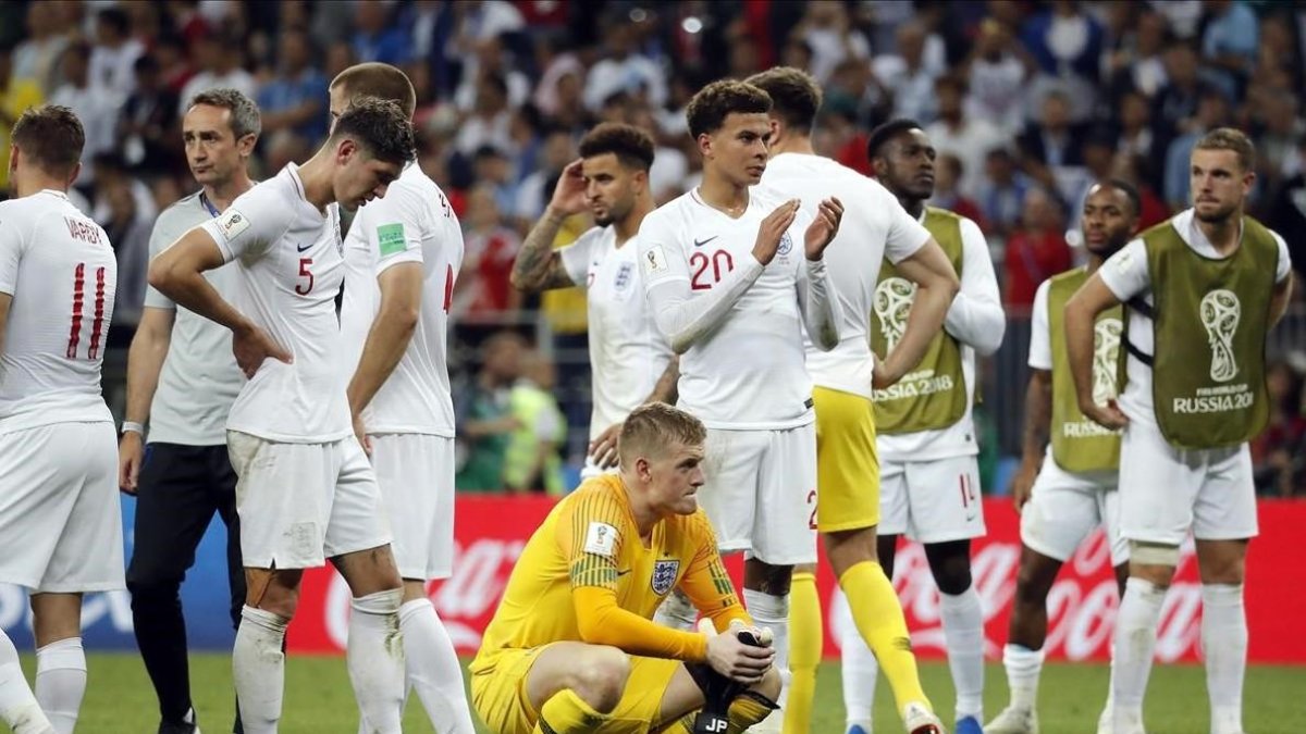 Los jugadores ingleses derrotados tras perder la semifinal ante Croacia en la prórroga.-FELIPE TRUEBA