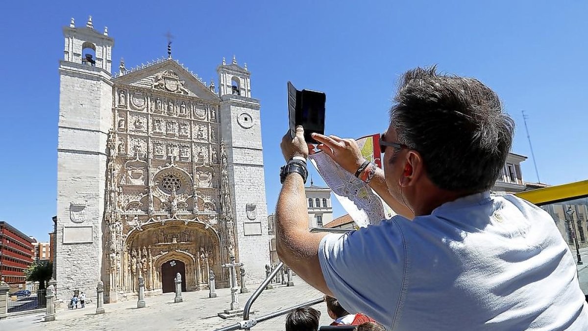 Un turista fotografía con su móvil la iglesia de San Pablo.-J.M. LOSTAU