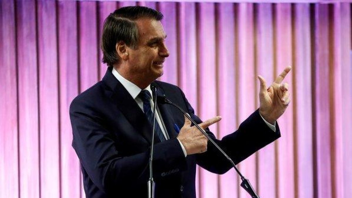 El presidente de Brasil, Jair Bolsonaro, habla sobre armas en un evento público.-EFE
