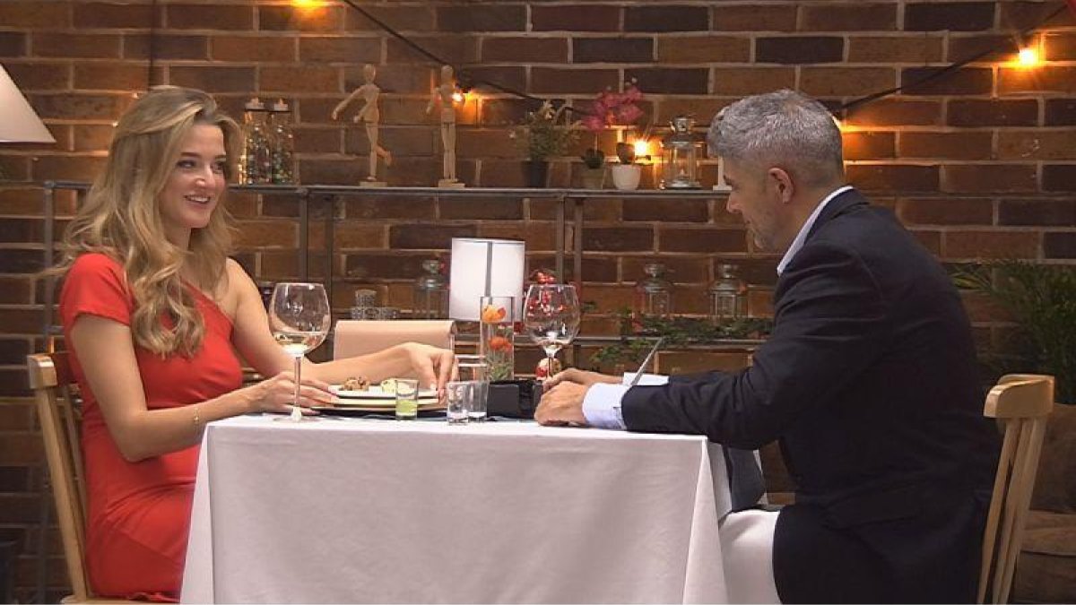 La camarera de First dates, Yulia, en su cita a ciegas en la edición 500 del programa de Cuatro.-EL PERIÓDICO