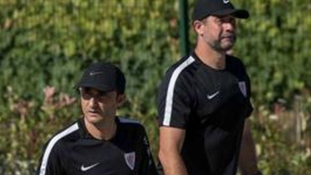 Ernesto Valverde, en un entrenamiento del Athletic en Lezama.-EFE / MIGUEL TOÑA