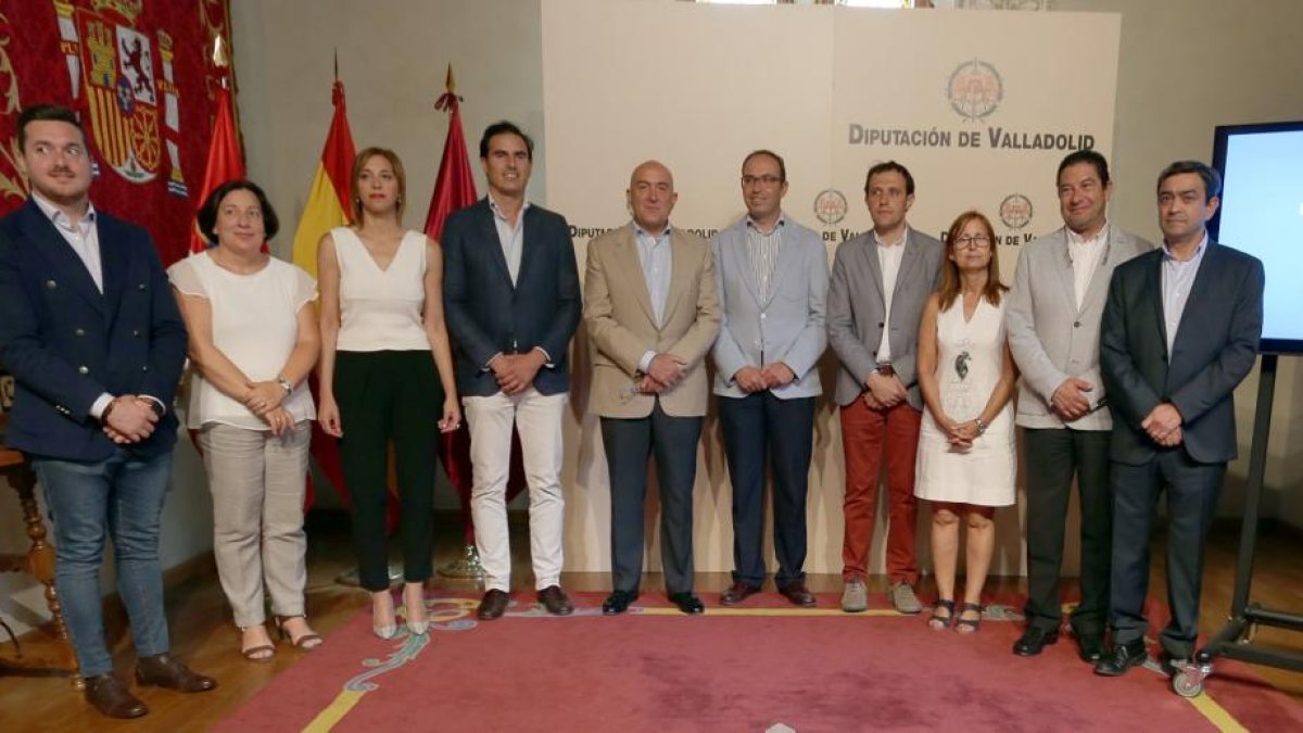 Jesús Julio Carnero, acompañado del equipo de Gobierno-ICAL