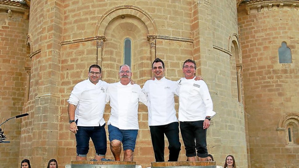 Los cuatro ‘chef’ Dani García, Pedro Subijana, Marc Segarra y Andoni Luis Anduriz ayer, durante la ‘pisada’ de la uva.-REPORTAJE GRÁFICO: J. M. LOSTAU